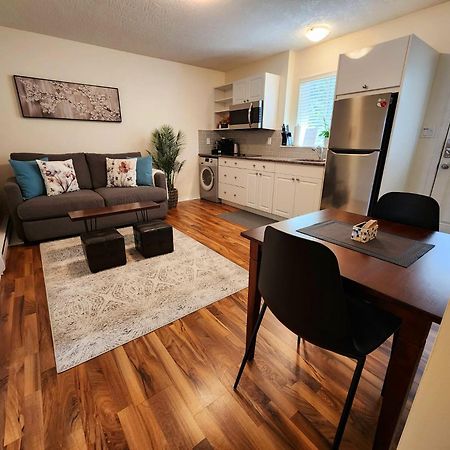Adorable 1- Bedroom Suite In Langford Victoria Exteriör bild