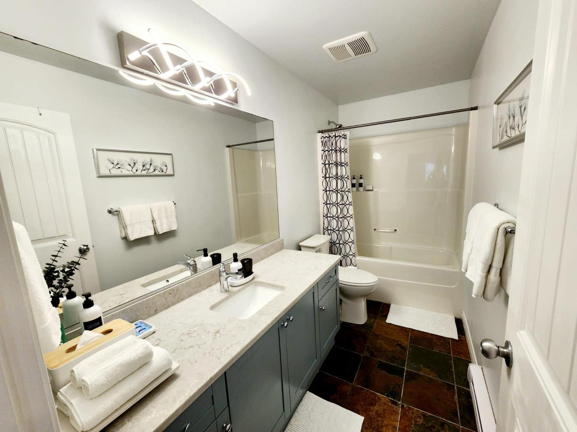 Adorable 1- Bedroom Suite In Langford Victoria Exteriör bild