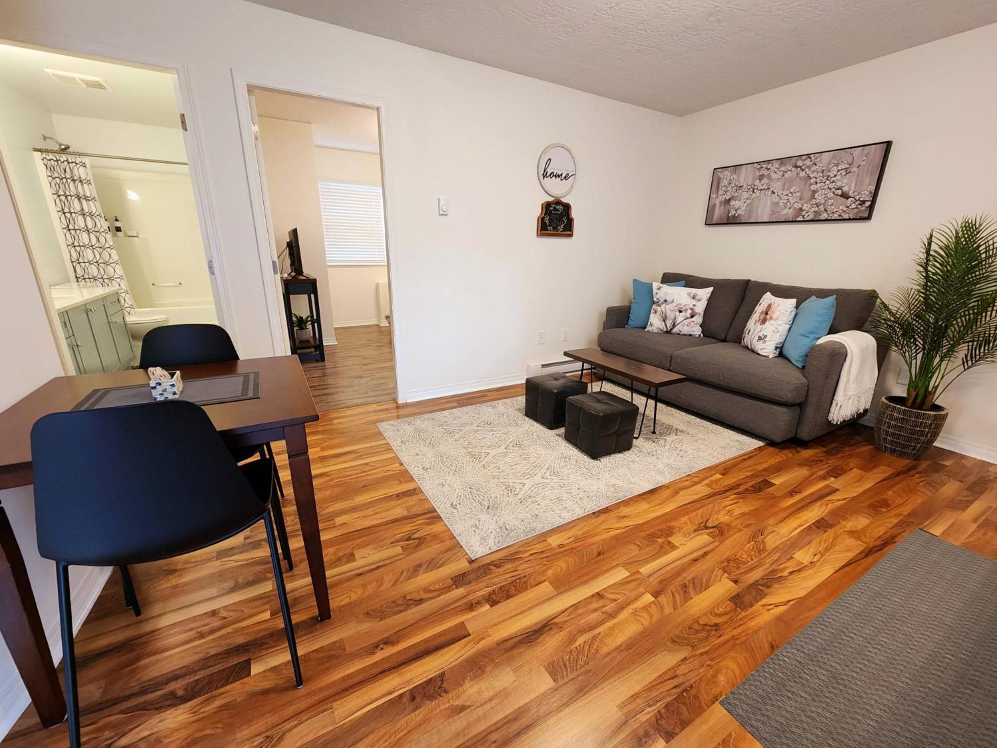 Adorable 1- Bedroom Suite In Langford Victoria Exteriör bild