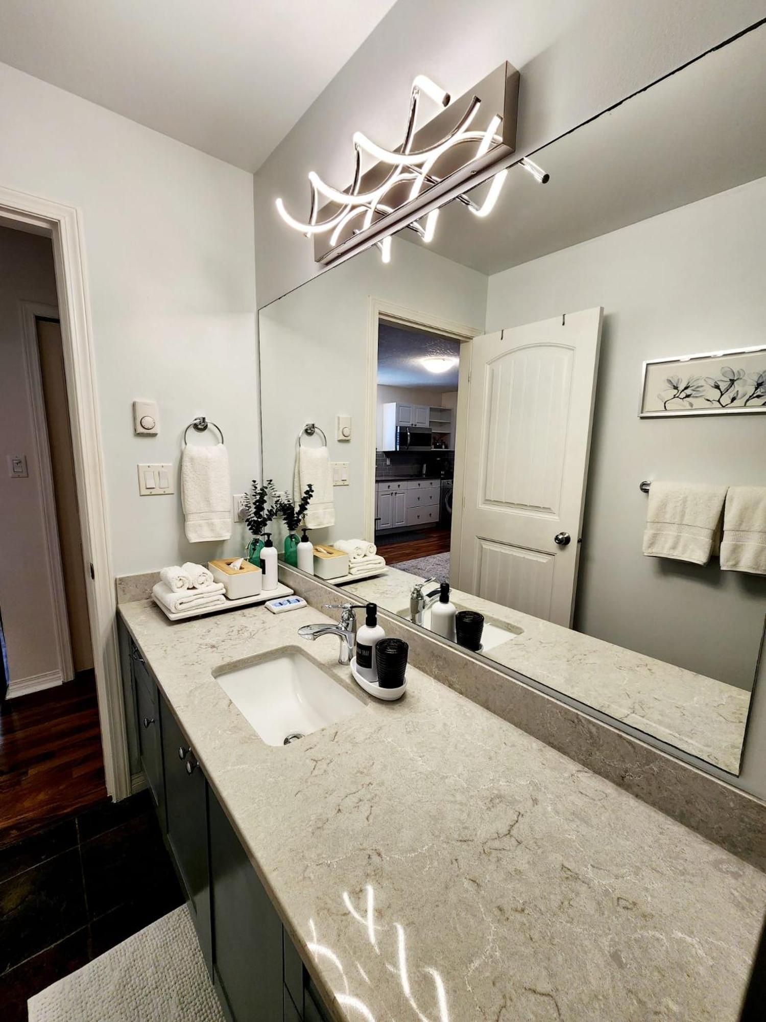 Adorable 1- Bedroom Suite In Langford Victoria Exteriör bild