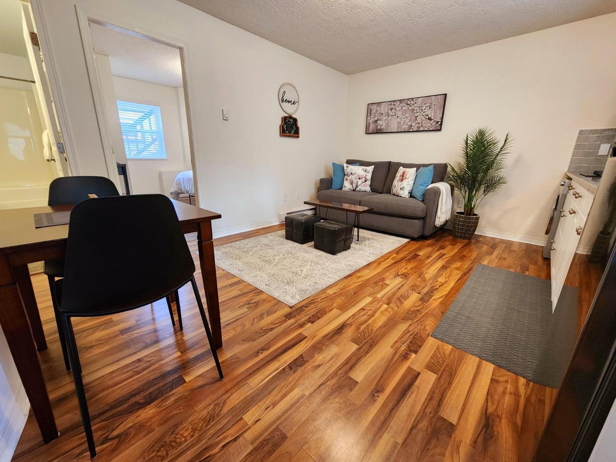 Adorable 1- Bedroom Suite In Langford Victoria Exteriör bild