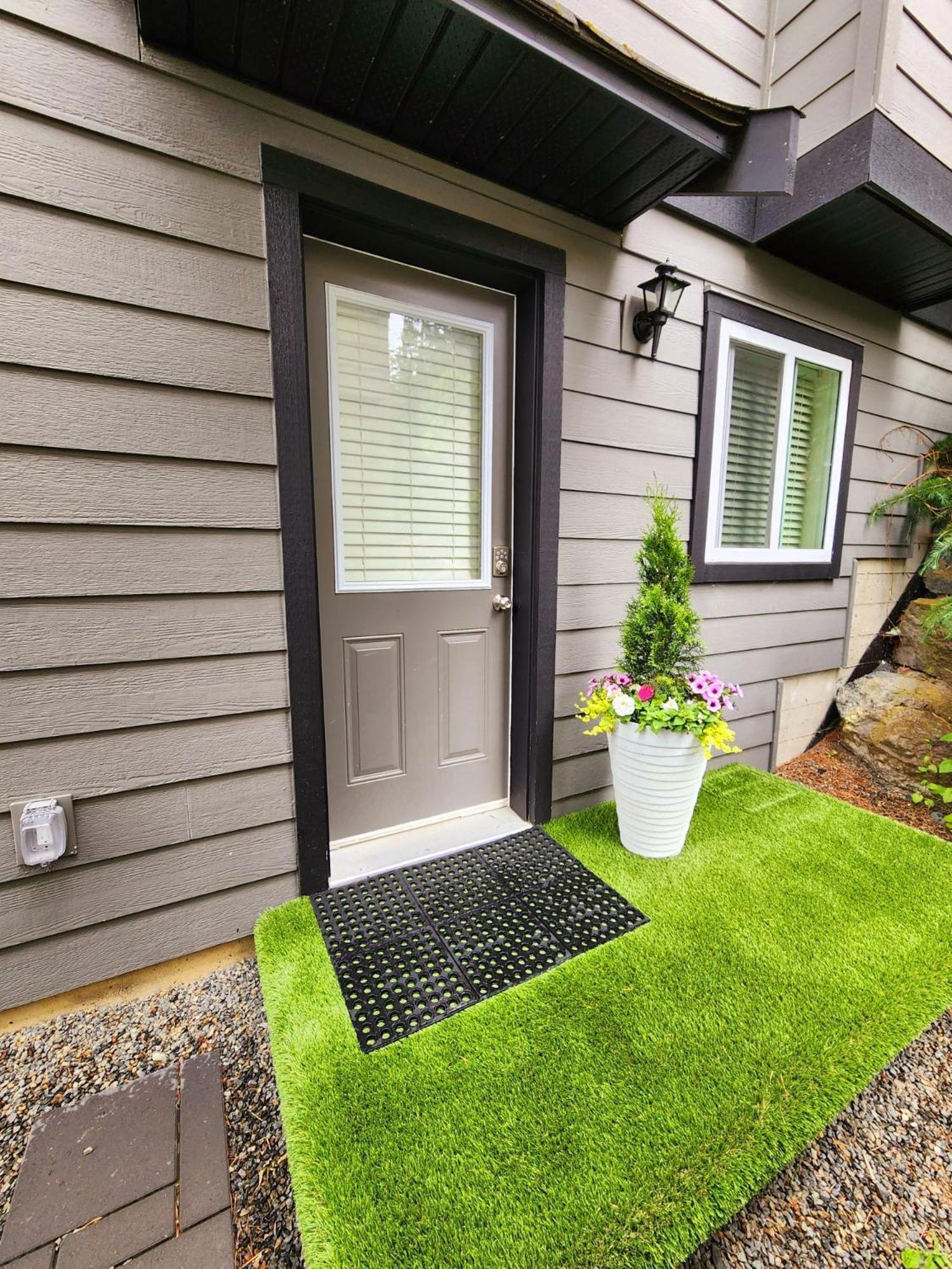 Adorable 1- Bedroom Suite In Langford Victoria Exteriör bild
