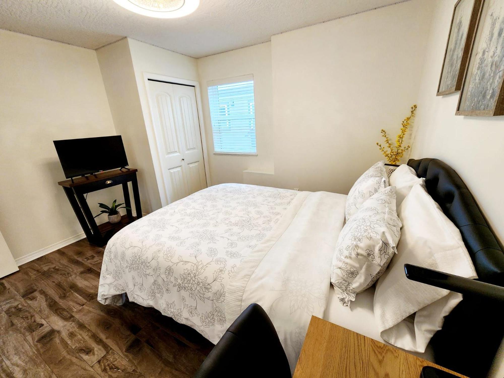 Adorable 1- Bedroom Suite In Langford Victoria Exteriör bild